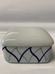 Antik Huset 
presents: 
Danild 40 
/ Harlekin 
Butter Box
Lyngby 
Porcelain,
Size 12 x 10 
cm.
