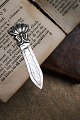 K&Co. presents: 
Old 
bookmark in 
silver 
(stamped) 
Length 7.2 cm. 
with floral 
motif.