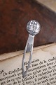 K&Co. presents: 
Old 
bookmark in 
silver 
(stamped) 
Length 6cm. 
with motif of 
little boy & 
girl.
