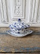 Karstens Antik 
presents: 
Royal 
Copenhagen Blue 
Fluted full 
lace sauce bowl 
with lid no. 
1106