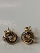 Antik Huset 
presents: 
18 carat 
earrings knot 
in 3 colored 
gold.