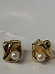 Antik Huset 
presents: 
14 carat 
gold Earrings 
with Pearl.
Measures 1 x 1 
cm.