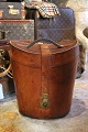 K&Co. presents: 
Decorative, 
old leather box 
(old hat box) 
with a really 
nice patina. 
Super nice for 
storage...