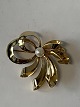 Antik Huset 
presents: 
Beautiful 
gold brooch 
with soft lines 
in 14 carat 
gold, with real 
pearl.