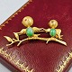 Antik 
Damgaard-
Lauritsen 
presents: 
Brooch 
with birds in 
14k gold set 
with jade and 
ruby