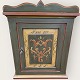 Moster Olga - 
Antik og Design 
presents: 
Painted
wall cabinet
*DKK 475