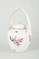 L'Art presents: 
Royal 
Copenhagen
Saxon Flower 
lidded vase 
with handle, c. 
1900.