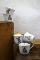 K&Co. presents: 
Bing & 
Grondahl 
high-handled 
cups with 
Christmas 
motifs 
and gold 
rim...