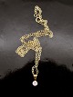 Middelfart 
Antik presents: 
8 carat 
gold small 
pendant with 
zircon