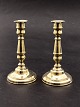 Middelfart 
Antik presents: 
A pair of 
brass 
candlesticks on 
a round base