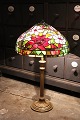 K&Co. presents: 
Decorative, 
old Tiffany 
table lamp from 
the 40s. with 
glass shade in 
colored floral 
motif and ...