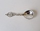 Karstens Antik 
presents: 
Silver 
compote spoon 
decorated with 
flower from 
1937