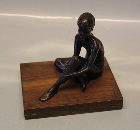 Sterett-Gittings Kelsey Bronze  Siddende Balletpige  14 x 11 x 21 cm på træfod 
Nr 114 af 500 Royal Copenhagen 1975
