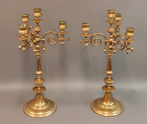 A couple of fine old 4 arms brass candelabras. Height 50 cm. 5000 m2 showroom.
