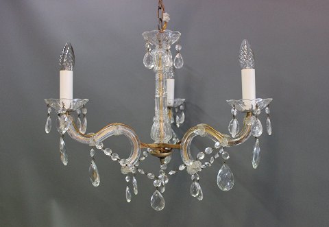 Crystal chandelier from around the year 1930.
5000m2 udstilling.