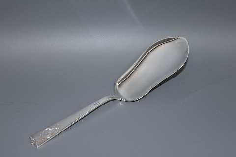 Cake slice in hallmarked silver of the series Atlantic 3200 m from Fredericia 
Silver-industry.
5000m2 showroom.