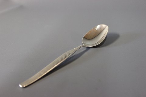 Dessert spoon in Savoy, silver plate.
5000m2 showroom.