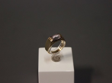 Ring i 14 kt. guld med sart lilla sten, stemplet B.V.H.
5000m2 udstilling.