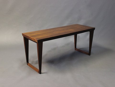 Lille sofabord/sidebord i palisander af Dansk Design fra 1960erne. 
5000m2 udstilling.
