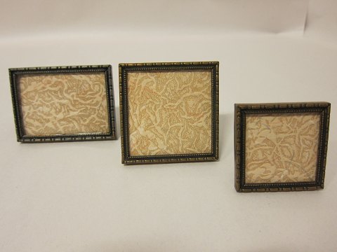 Photo frames, old with curved glass and in a good condition
The photo frames shown are only examples
Measure: 4,5cm x 6,5cm(left) - 5,5cm x 5,5cm(centre) - 4cmx4cm(right)
We have a large choice of photo frames
Please contact us for further information