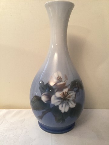 Royal Kopenhagen. Vase mit Blumen Nr. 53, Höhe 22 cm. 1. Sorte in einwandfreiem 
Zustand.