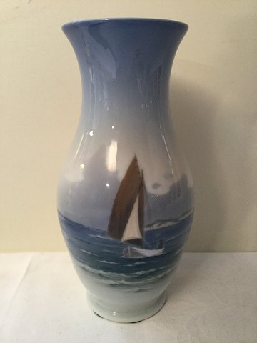 Royal Kopenhagen. Vase mit Segelschiff Nr. 2765, Höhe 17,5 cm. 1. Sorte in 
einwandfreiem Zustand.