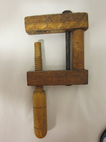 Clamp
An old clamp made of wood
26cm x 12,5cm