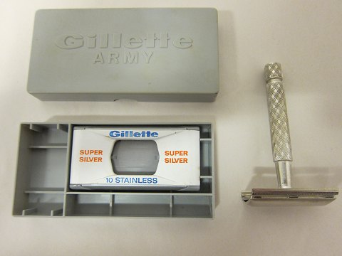Gillette razor tool / shaving tool  "Army"
An old Gillette razor tool / shaving tool
Model: Army
L: 10,5cm, W: 5cm, H: 1,5cm
We have a large choice of things for the shaving, tools for hairdressers etc.
Please contact us for further information