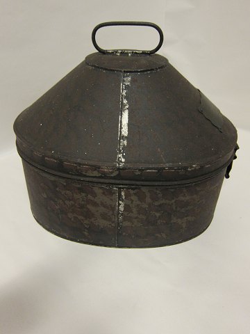 Hatbox made of metal
About 1900 
In a good condition
L: 33,5cm, W: 25cm, H: 28,5cm incl. handle