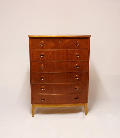 Chest with 6 drawers in teak and oak by Kai Kristiansen from the 1960s.
5000m2 showroom.