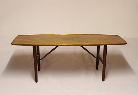 Sofabord i nøddetræ designet af Finn Juhl og  Anton Kildeberg, fremstillet i 
1960erne.
5000m2 showroom.