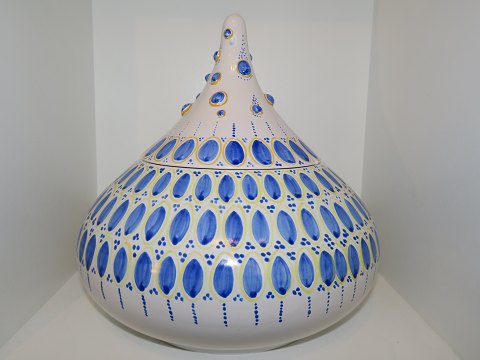 Bjorn Wiinblad art pottery
Soup tureen with blue and yellow decoration