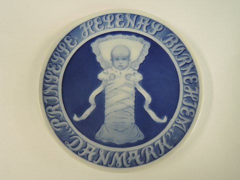 Royal Copenhagen
Commemorative Plate
# 215
Child in swaddling clothes
