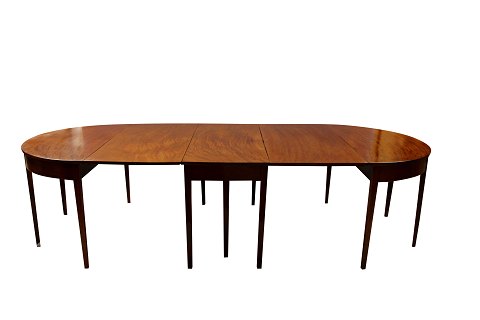 Stort Empire spisebord bestående af 2 sidebord og klapbord i mahogni fra omkring 
1820erne.
5000m2 udstilling.