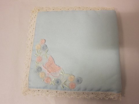 Dust cover for the old and beautiful handkerchiefs with a lace
In the earlier days the beautiful handkerchiefs were kept in such dust covers, 
usually with hand made embroidery
In a good condition
Please note: The price is excl. the handkerchief