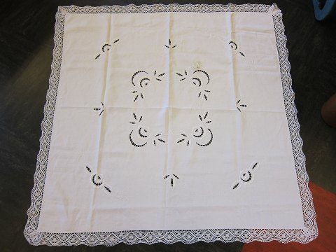 Table cloth with embroidery made by hand and a crocketed edge also made by hand
An old table cloth in a very good condition with a crocketed edge on all 4 
sides 
130cm x 120cm
The antique, Danish linen and fustian is our speciality