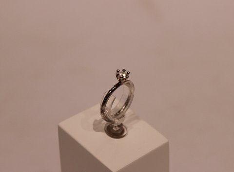 Ring of 925 sterling silver with clear stone, stamped SPJ.
5000m2 showroom.