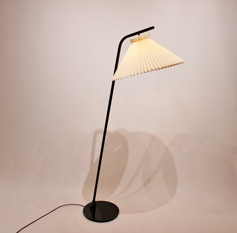 Standerlampe af dansk design fra 1980erne med skærm af Le Klint.