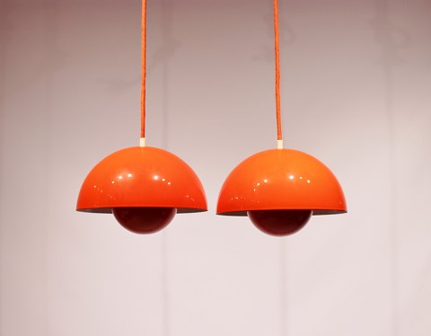 A pair of Flowerpot, model VP1, pendants in orange designed by Verner Panton in 
1968 and manufactured in the 1970s.
5000m2 showroom.