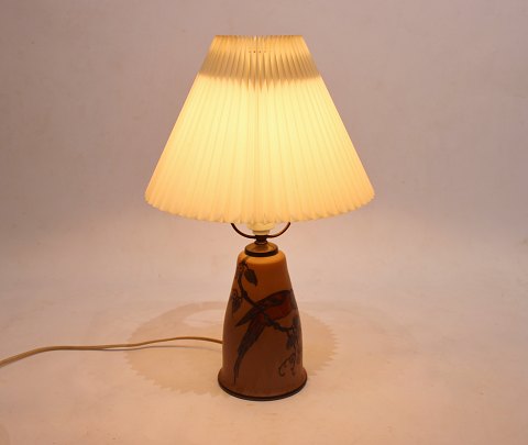 Bordlampe i brune 
farver, model MAG9, af Hjort Denmark.
5000m2 showroom.