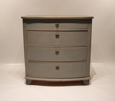 Grey painted chest of drawers in the style of gustavian from the 1880s.
5000m2 showroom.