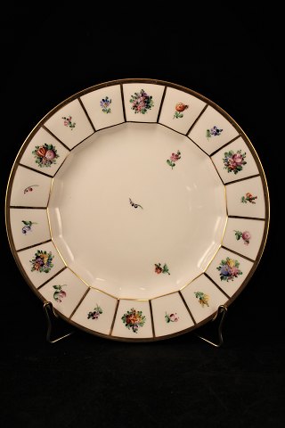 Dinner plate in "Henriette" from Royal Copenhagen.
Dia: 25.5cm.
1850-70.