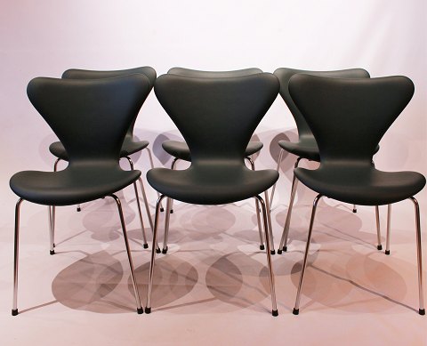 A set of 6 Seven chairs, model 3107, designed by Arne Jacobsen and manufactured 
by Fritz Hansen in 1967.
5000m2 showroom.