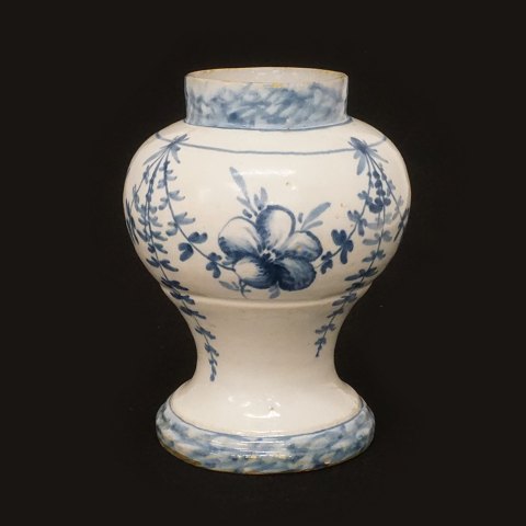 Vase aus Fayence. Manufaktur Morsø, Dänemark, um 
1780. H: 17,5cm