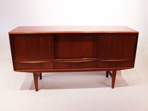 Low sideboard in teak with sliding drawers and shelfs of danish design from the 
1960s.
5000m2 showroom.