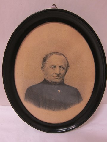 Frame made of wood incl. the beautiful old charcoal drawing.
An antique beautiful frame made of wood with an old charcoal drawing.
About 1900
H: 27 cm
W: 21 cm
In a good condition