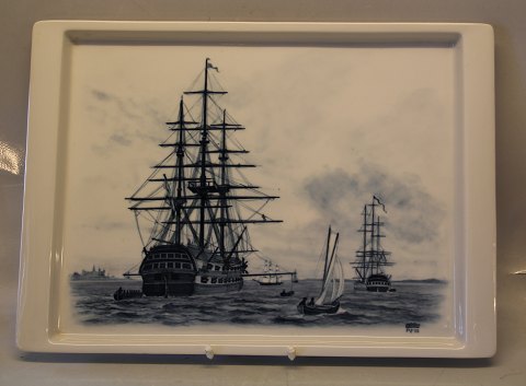 1495-PF75 Bakke Skibsstellet 44 x 31 cm Sejlskibe i Øresund ved Kronborg 
Aluminia Fajance Trankebar