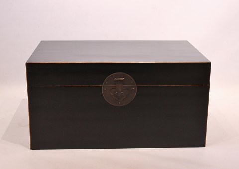 Kinesisk sort lakeret kiste fra 1940erne. 
5000m2 udstilling.