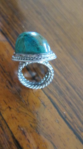 A ring made of silver with a beautiful green stone ,- a very beautiful and 
personable ring 
Please note the good twisted silver work made by hand by the silversmith
Size about 53
Please take a look at the articleno. 369165 as well