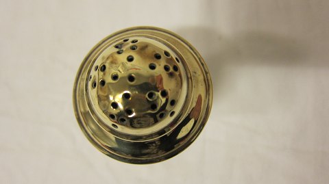 Item for sprinkling of salt or sugar, made of brass, ca. 1850
H: about 9cm
Please note the traces from use